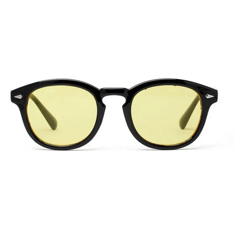 Rood getinte heren zonnebril met modern design en hoge UV-bescherming, een must-have voor elke man.