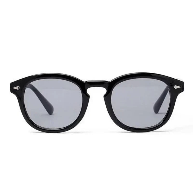 Modieuze heren zonnebril met lila getinte glazen en bruin montuur, ideaal als hip zomer accessoire.