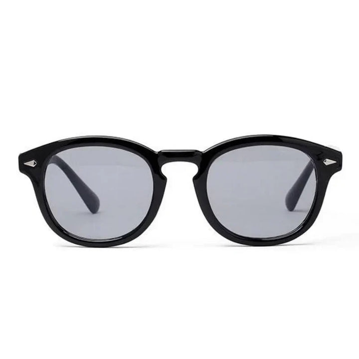 Modieuze heren zonnebril met lila getinte glazen en bruin montuur, ideaal als hip zomer accessoire.