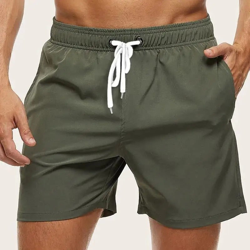 Netjes opgevouwen heren zwembroek, sneldrogend en comfortabel. Essentiële badmode voor zomerse vakanties.