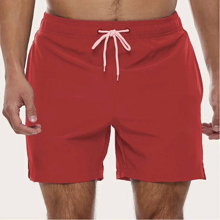 Achterkant van een sneldrogende heren zwemshort, met functionele zakken, perfect voor strand en zwembadmode.