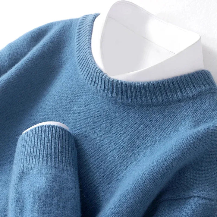 Zachte herentrui met ronde hals en lange mouwen, perfect voor een casual of smartcasual look.