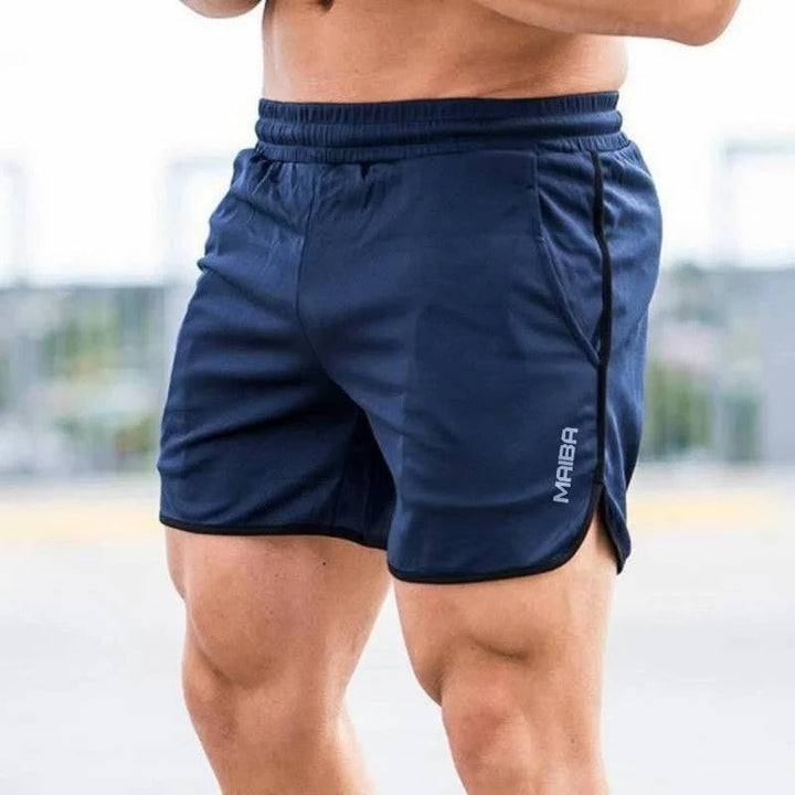 Een man draagt de stijlvolle slim fit heren zwembroek, toont comfort en bewegingsvrijheid aan het water.