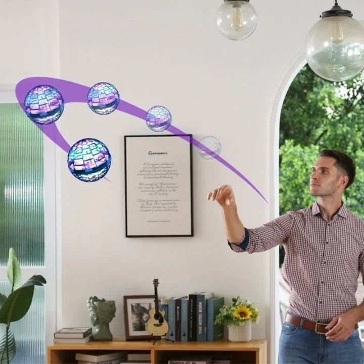 Modern UFO vliegspeelgoed voor kinderen, oplaadbaar en veilig voor binnen- & buitenplezier.