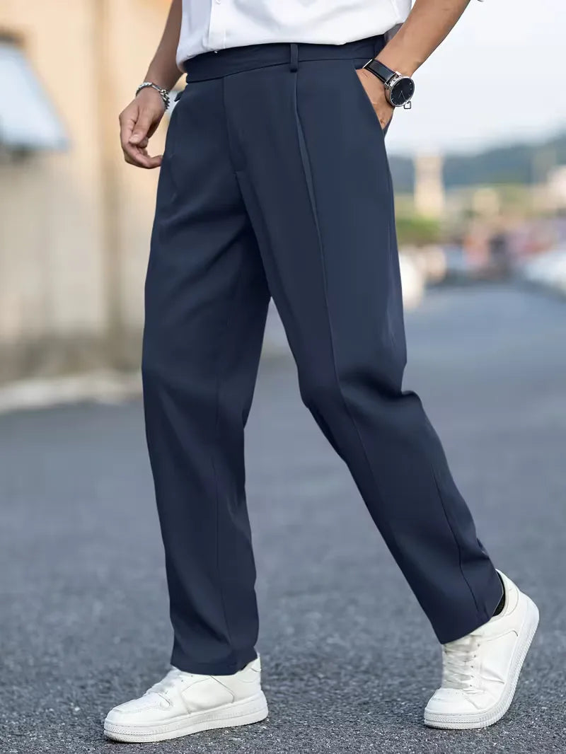 Klassieke heren straight leg broek, smart casual, met moderne cropped pasvorm.