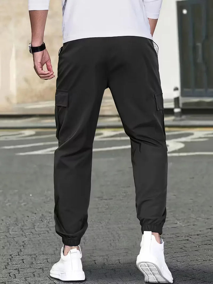 Comfortabele heren cargo jogger broek, taps toelopend, met praktische zakken en elastische boorden.