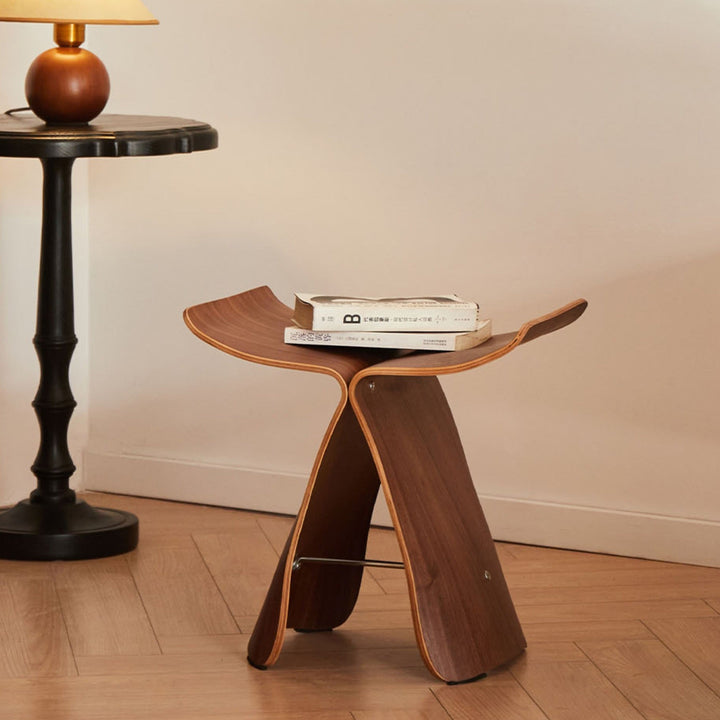 Elegante vlinderkruk van massief hout, tijdloos design zitmeubel voor woonkamer en entree.