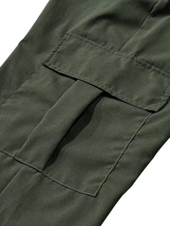 Actieve heren cargo broek, taps toelopend, met elastische boorden voor optimale bewegingsvrijheid en comfort.
