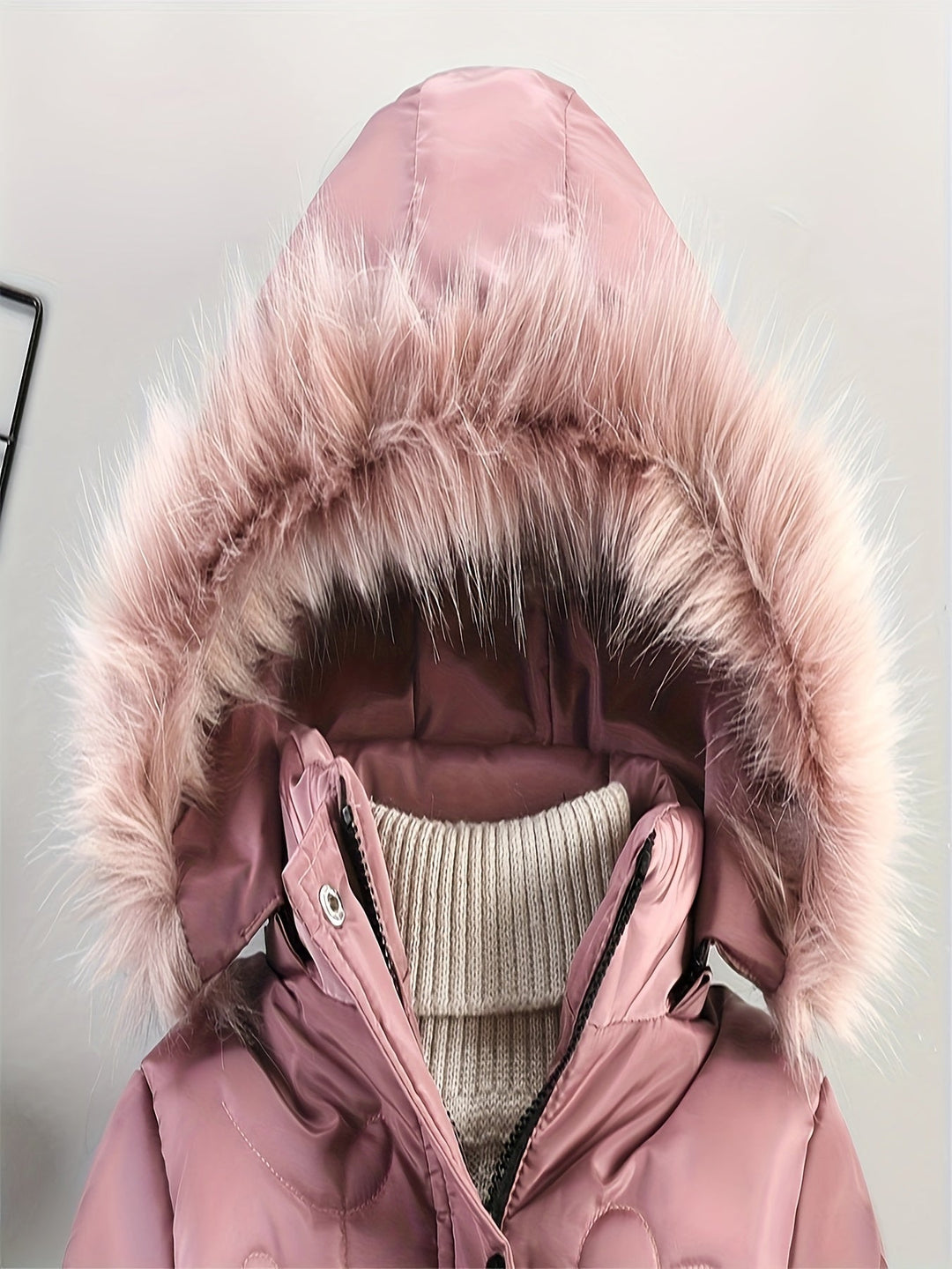Meisjes winterjas, elegant en warm, met een ruime capuchon. Hoogwaardige kinderkleding.