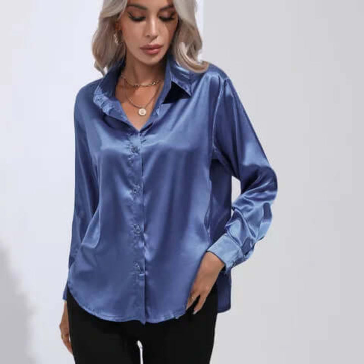 Zakelijke damesmode: elegante blouse met lange mouwen en losse pasvorm, professioneel en stijlvol.