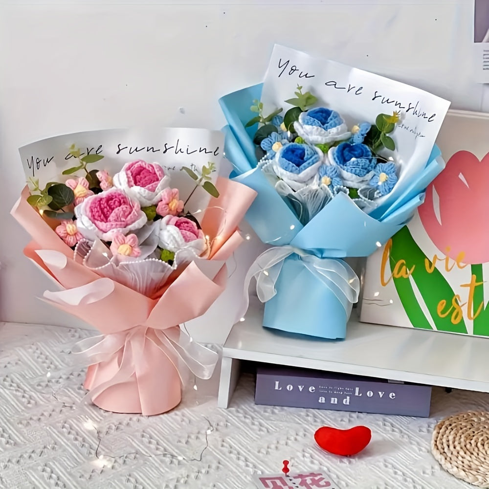 Vrolijk gehaakt boeket van katoen met roze, gele en blauwe bloemen. Perfecte duurzame woondecoratie.