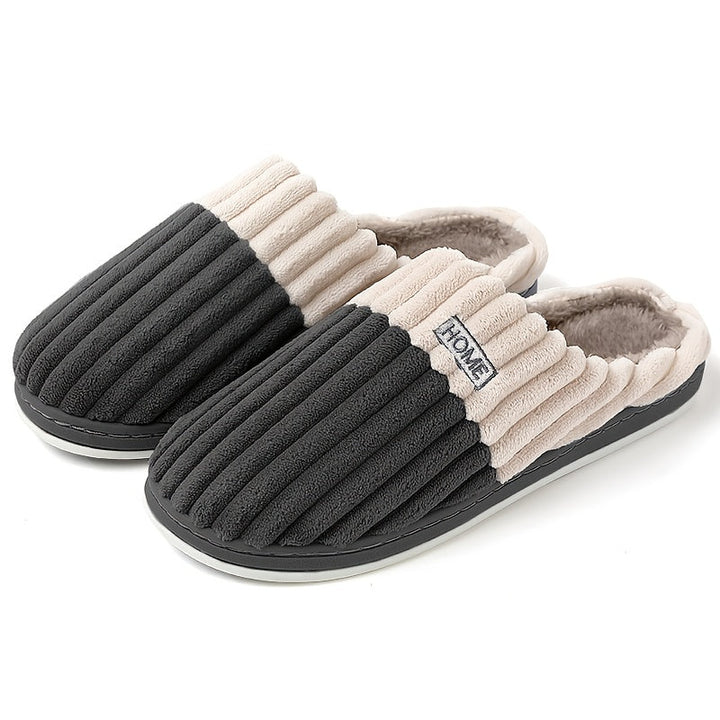 Detail van zachte stof en warme voering van deze comfortabele heren pantoffels.