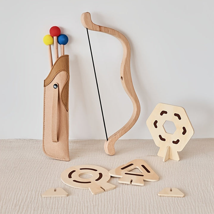 Kind schiet met veilige houten kinderboog en pijlset. Stimuleert motoriek en fantasie. Leuk buitenspelen.