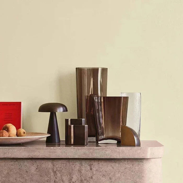Stijlvolle ShroomLite tafellamp, draadloos en oplaadbaar. Geeft warm wit sfeerlicht in goud/brons finish.