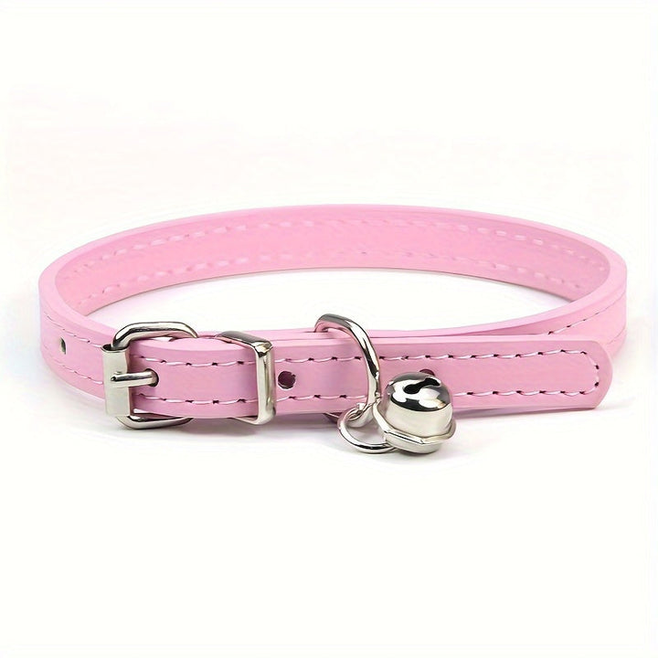 Hoogwaardige verstelbare kattenhalsband van kunstleer met belletje voor extra zichtbaarheid.