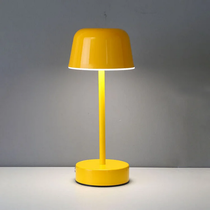 Elegante LumiGlow draadloze LED tafellamp, dimbaar en modern design voor een verfijnd interieur.