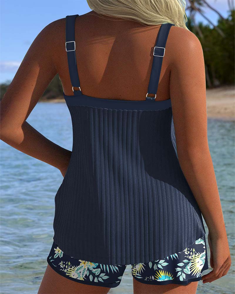 Close-up van de dames tankini zwemtop met verstelbare bandjes. Ideale badkleding voor stijl & comfort.