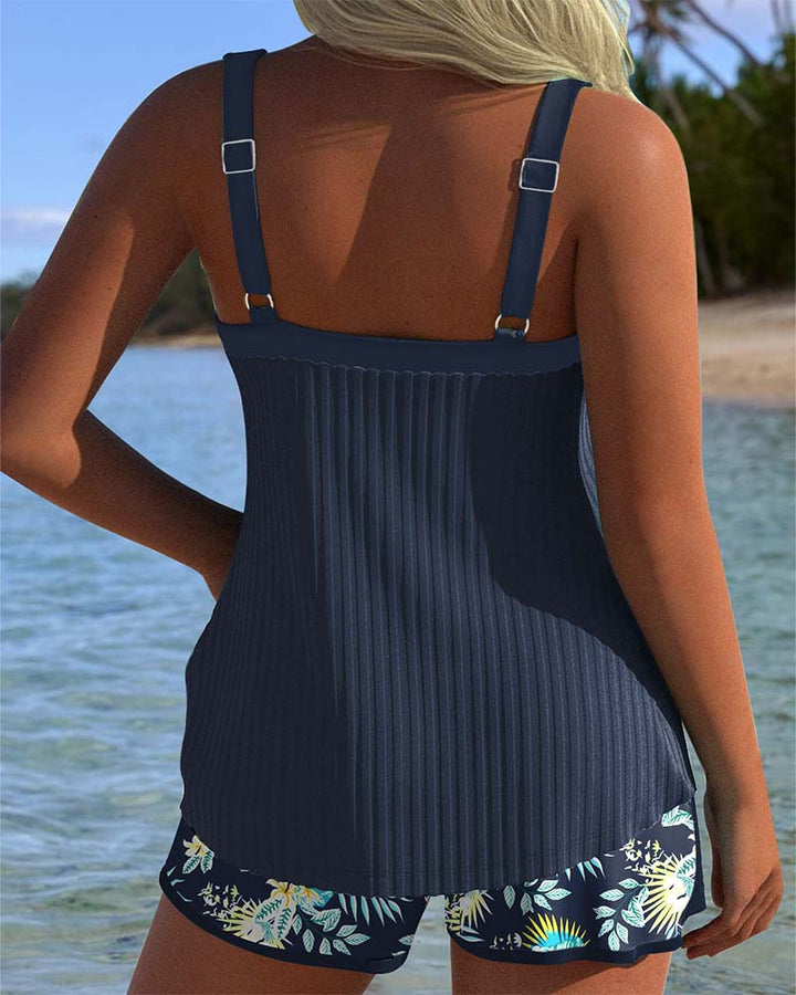 Close-up van de dames tankini zwemtop met verstelbare bandjes. Ideale badkleding voor stijl & comfort.