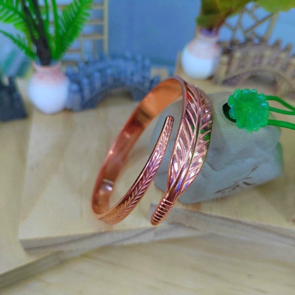 Elegante dames armband van retro koper, met verfijnd bladmotief; een stijlvol vintage accessoire.