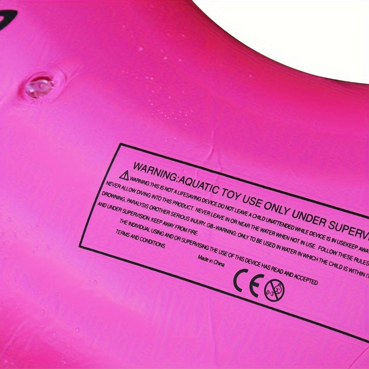 Indrukwekkende opblaasbare roze flamingo zwembad float, drijvend in helder water, voor comfortabel zomer relaxen.