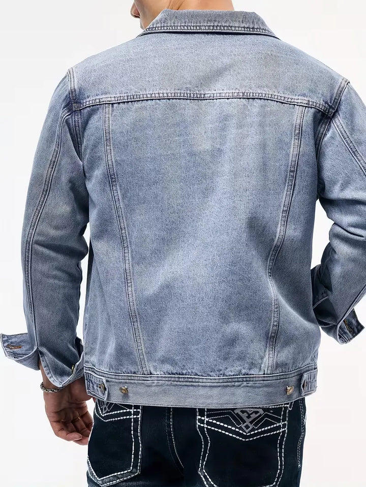 Gedetailleerde kraag van heren denim jack, lange mouwen, tijdloze casual stijl voor herfst/lente.