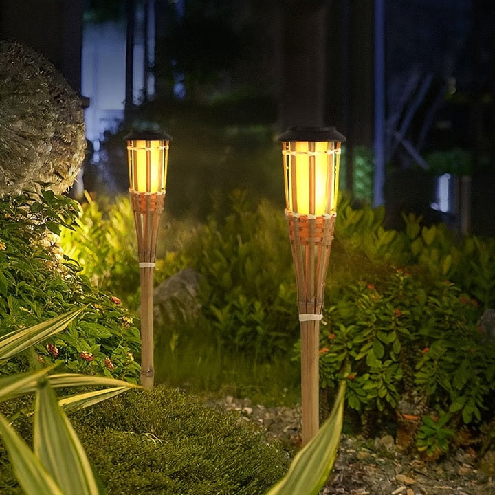 Duurzame bamboe solar lantaarn. Deze milieuvriendelijke buitenlamp creëert sfeer met warm LED vlamlicht.