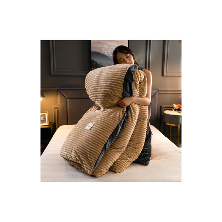Sfeervol grijs rib velvet dekbedovertrek. Het luxueuze en zachte fluwelen textiel creëert een warme slaapkamer.