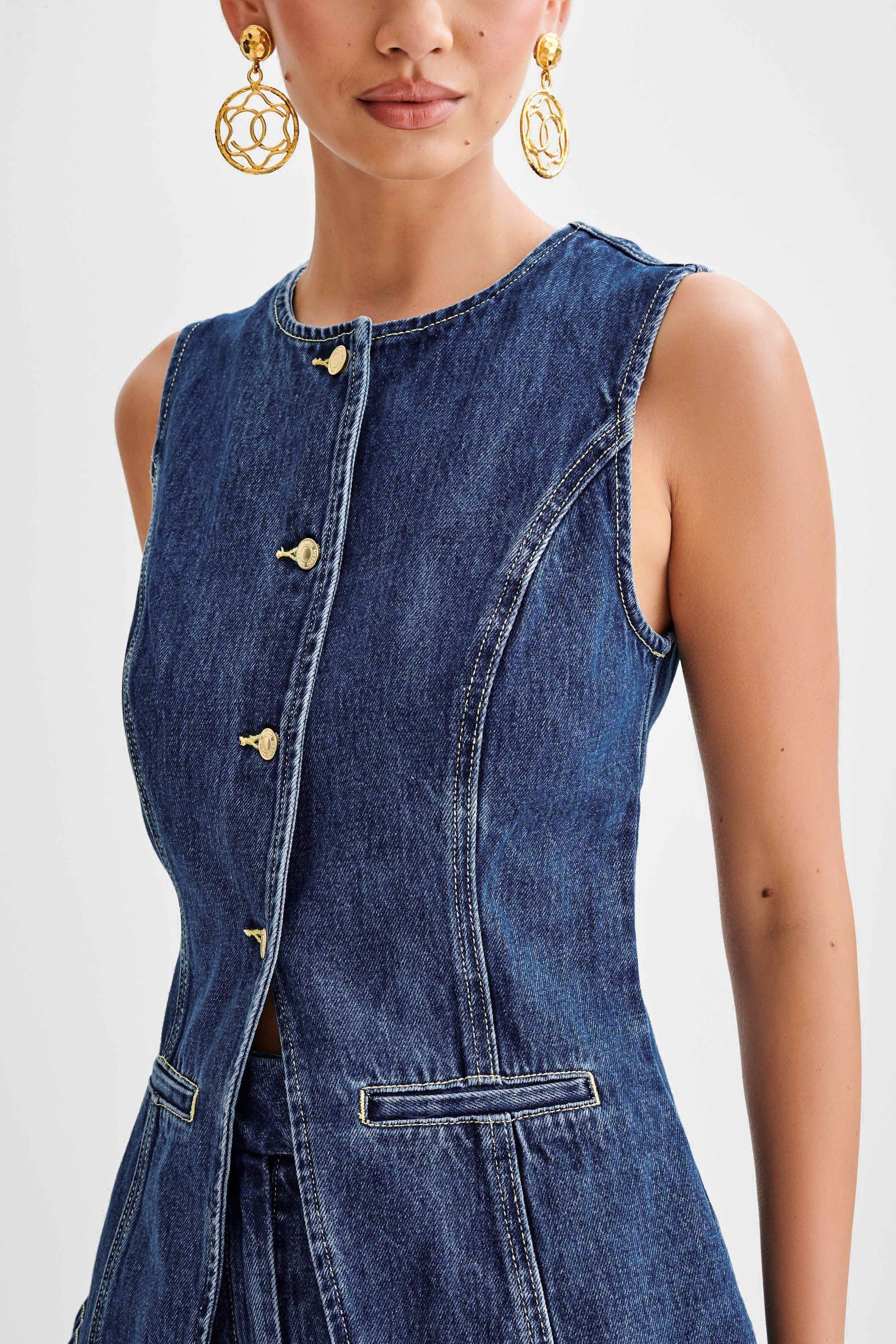 "Denim gilet set voor dames, mouwloze gilet met bijpassende shorts, stoer en trendy voor zomerfestivals en casual looks."