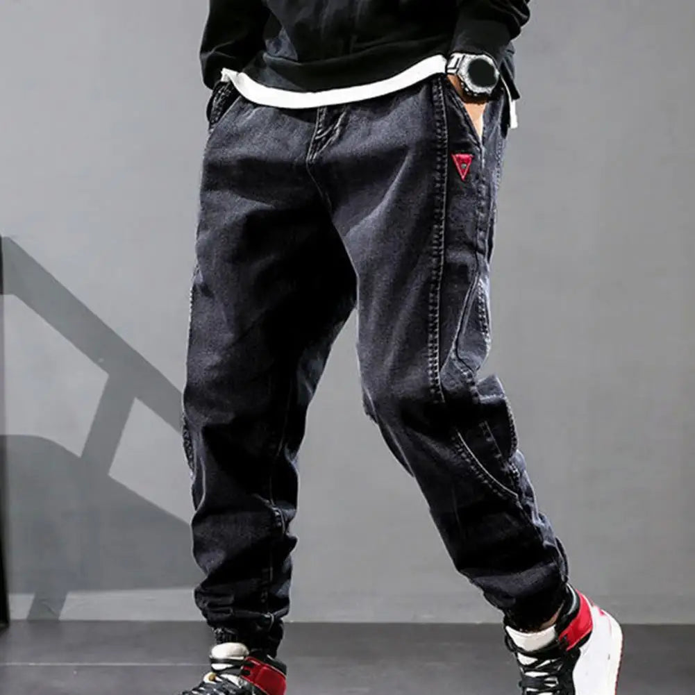 Moderne slim fit heren jeans. Nauwsluitende stretchbroek met comfortabele pasvorm voor een eigentijdse look.