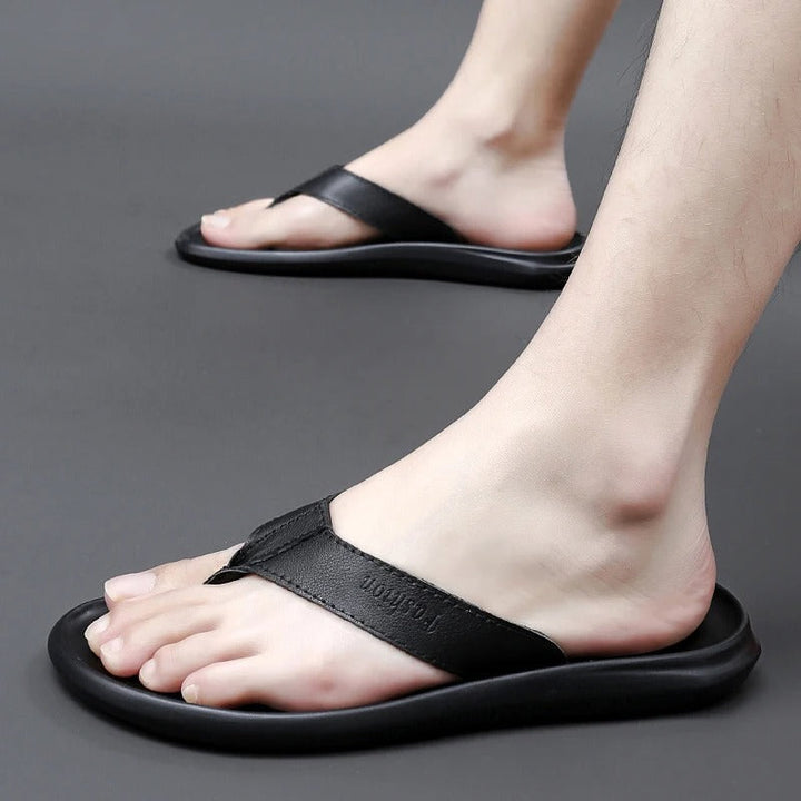 Zwarte Leano herenslippers, perfecte pasvorm voor casual comfort op warme zomerdagen.