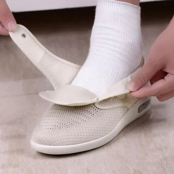 Orthopedische diabetische dames schoenen met verstelbare klittenbandsluiting voor een comfortabele brede pasvorm.