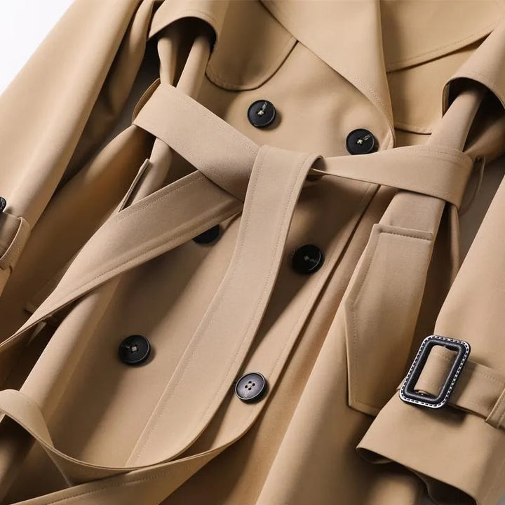 Detail van revers en knopen op een warme dames winter trenchcoat, toont hoogwaardige afwerking.