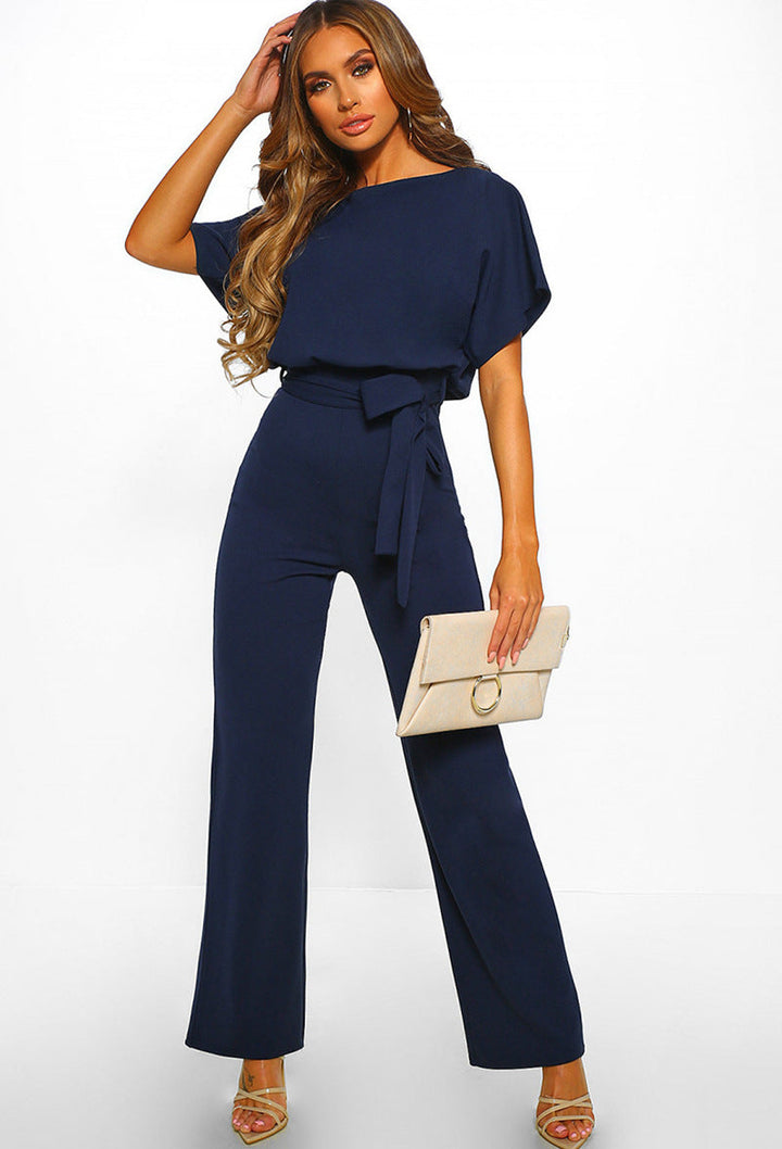 Deze comfortabele elegante jumpsuit met hoge taille is het perfecte eéndelige pak voor moderne dames.