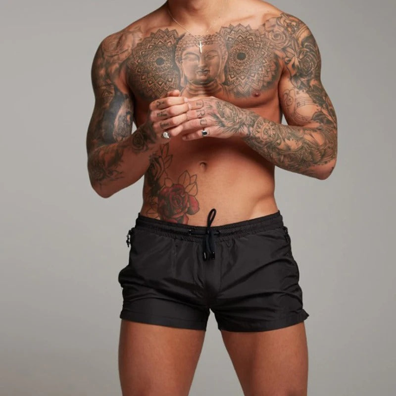 Stijlvolle blauwe heren zwemshort met stretch, een sneldrogende en comfortabele keuze voor moderne strandkleding deze zomer.