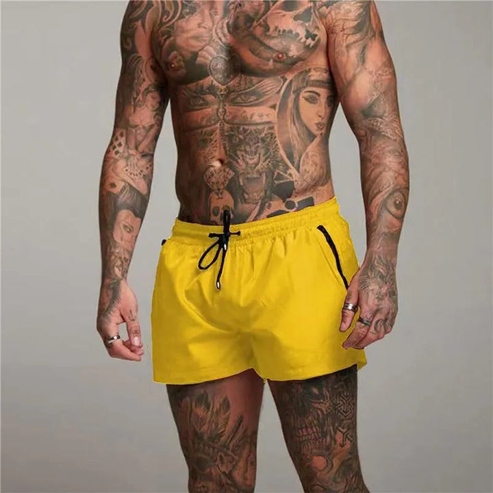 Jongeman geniet van de zon in een comfortabele, sneldrogende stretch zwembroek; perfecte heren strandkleding voor elke zomer.