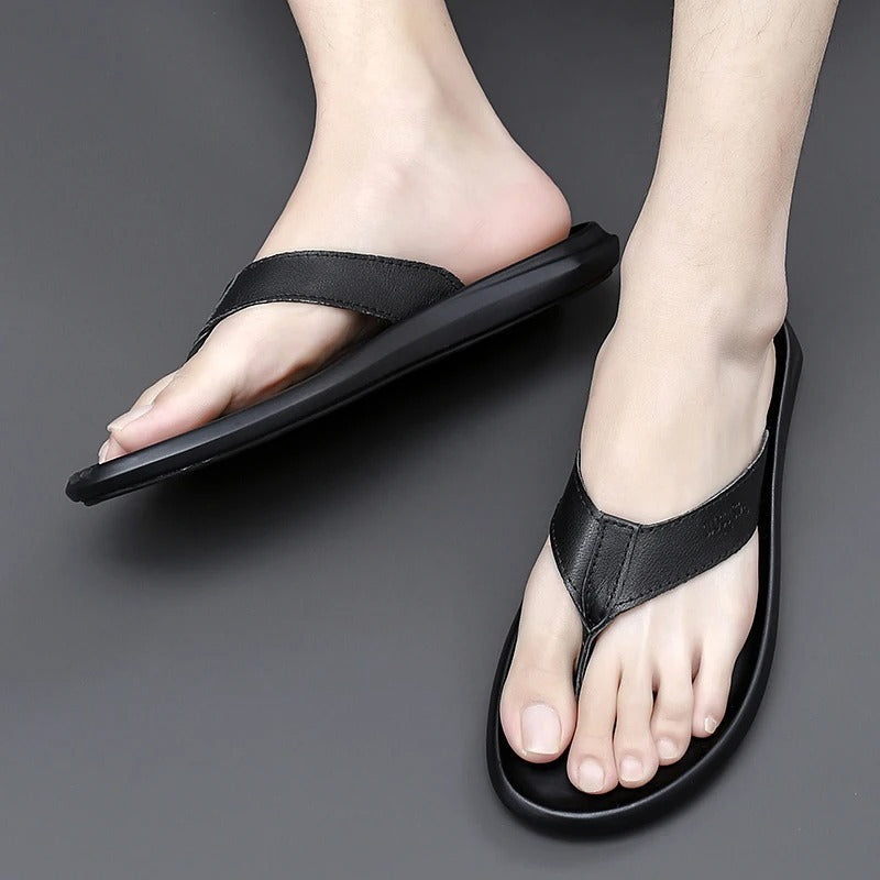 Leano herenslippers met ergonomisch design, bieden optimaal comfort voor strand, zwembad en dagelijks gebruik.