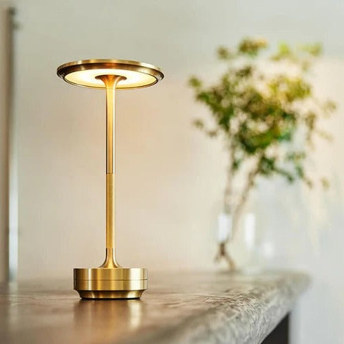 Elegante draadloze tafellamp, oplaadbaar LED sfeerlicht, luxe design voor flexibele verlichting.