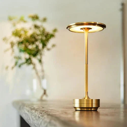 Draadloze design tafellamp GlowBeam, goudkleurig, voor sfeervolle verlichting in modern interieur.