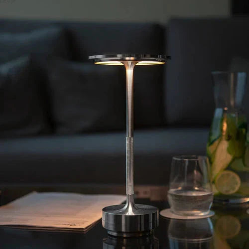 USB-oplaadbare design tafellamp GlowBeam, zilver, dimbaar, ideaal voor draagbaar gebruik.