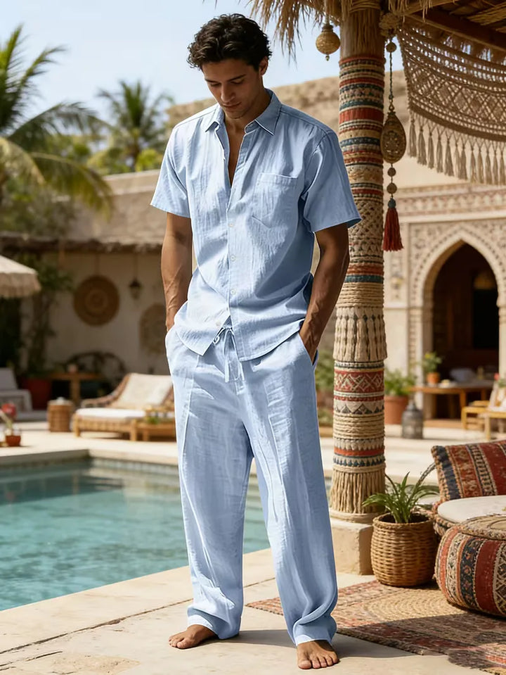 Casual heren zomerset, perfect voor strand of vakantie. Comfortabel V-hals overhemd en wijde broek.