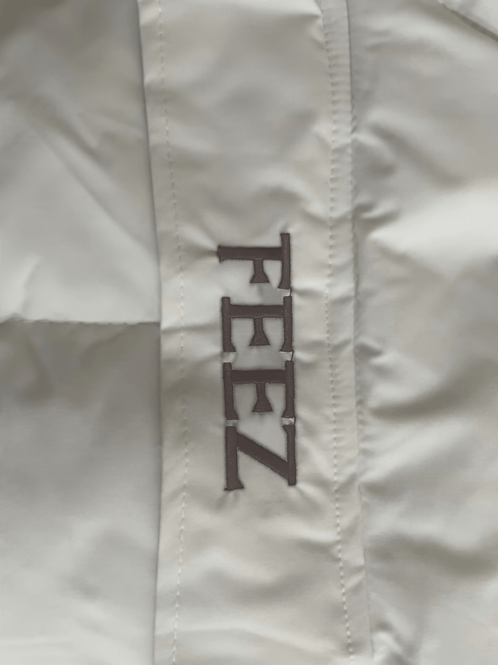 Modieuze lange winterjas voor meisjes met capuchon, stijlvolle en warme kinderkleding voor de winter.