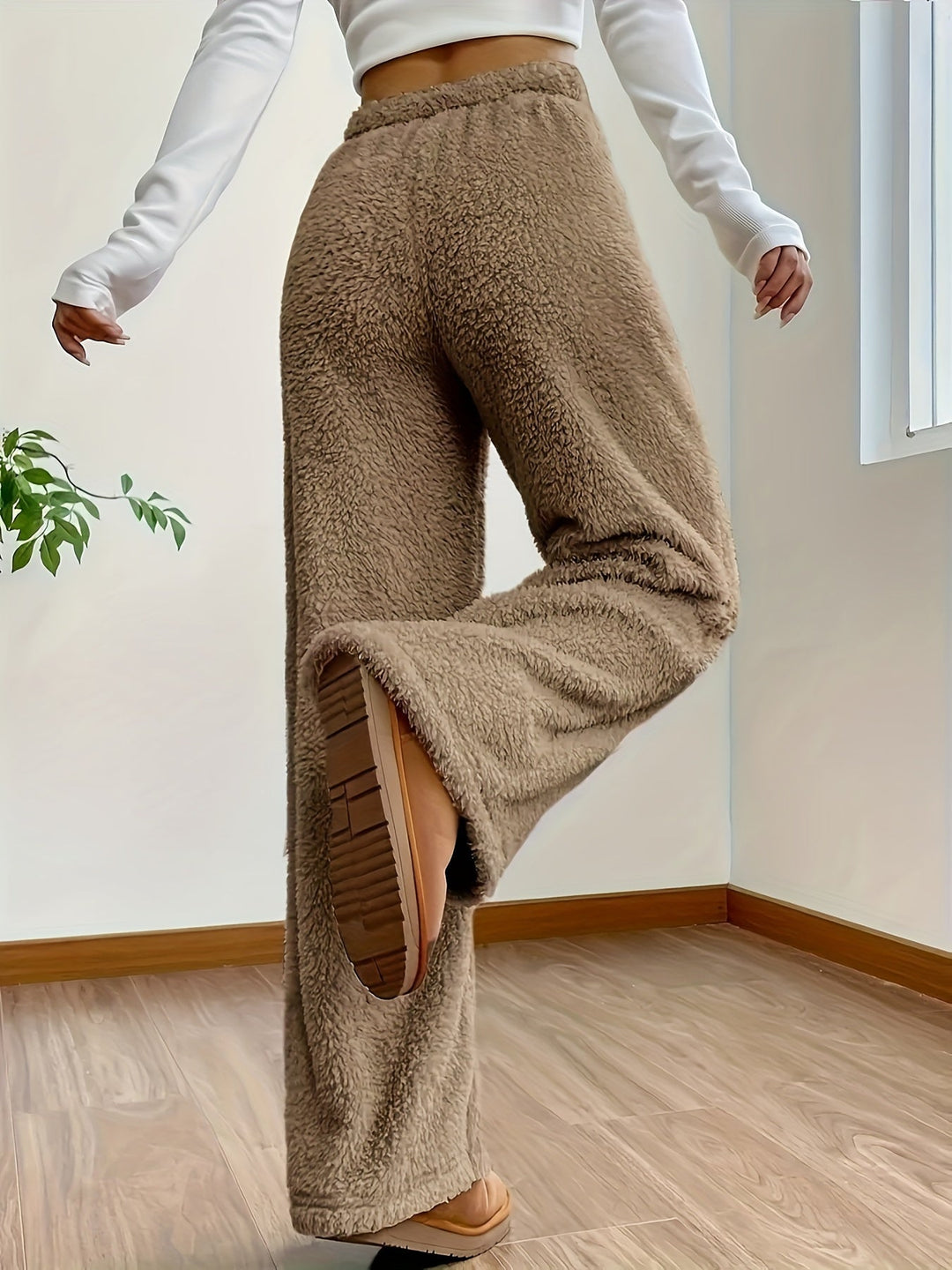 Zijaanzicht van de Noémie dames teddy sherpa loungebroek, perfect voor ontspanning en warmte.