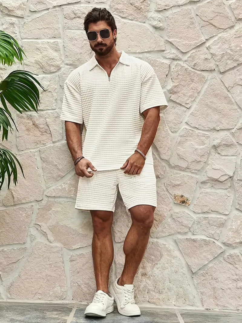 Zomerse tweedelige set heren. Comfortabele V-hals top met korte mouwen en bijpassende shorts.