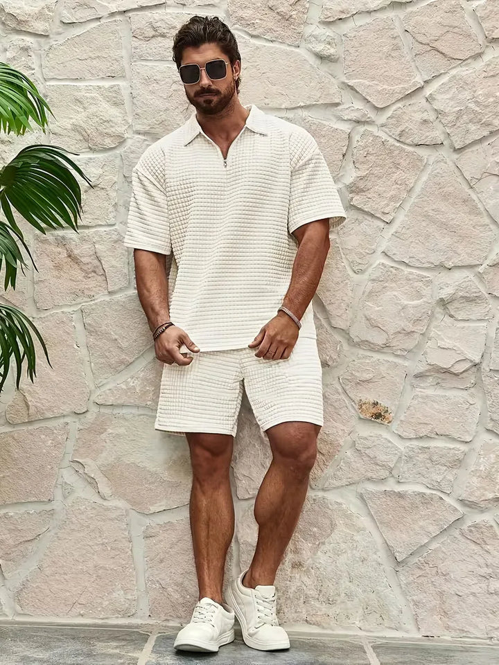 Zomerse tweedelige set heren. Comfortabele V-hals top met korte mouwen en bijpassende shorts.