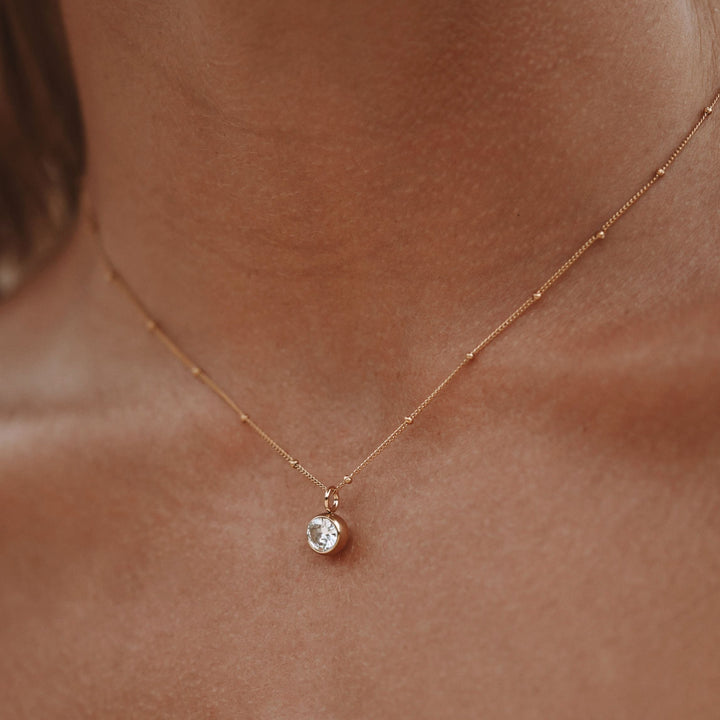 Moderne zilveren geboortesteen ketting Aurora, met jouw birthstone; een bijzonder sieraad voor vrouwen.