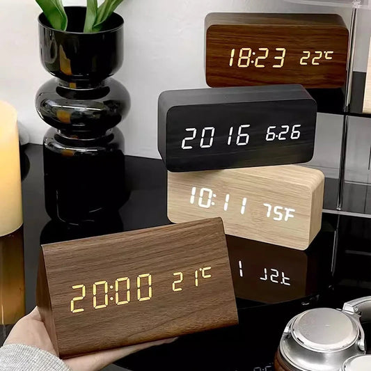"Digitale wekker met houten design, helder LED-display en spraakbesturing, stijlvol en modern voor elk interieur."