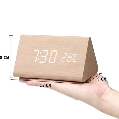 "Digitale wekker met houten design, helder LED-display en spraakbesturing, stijlvol en modern voor elk interieur."