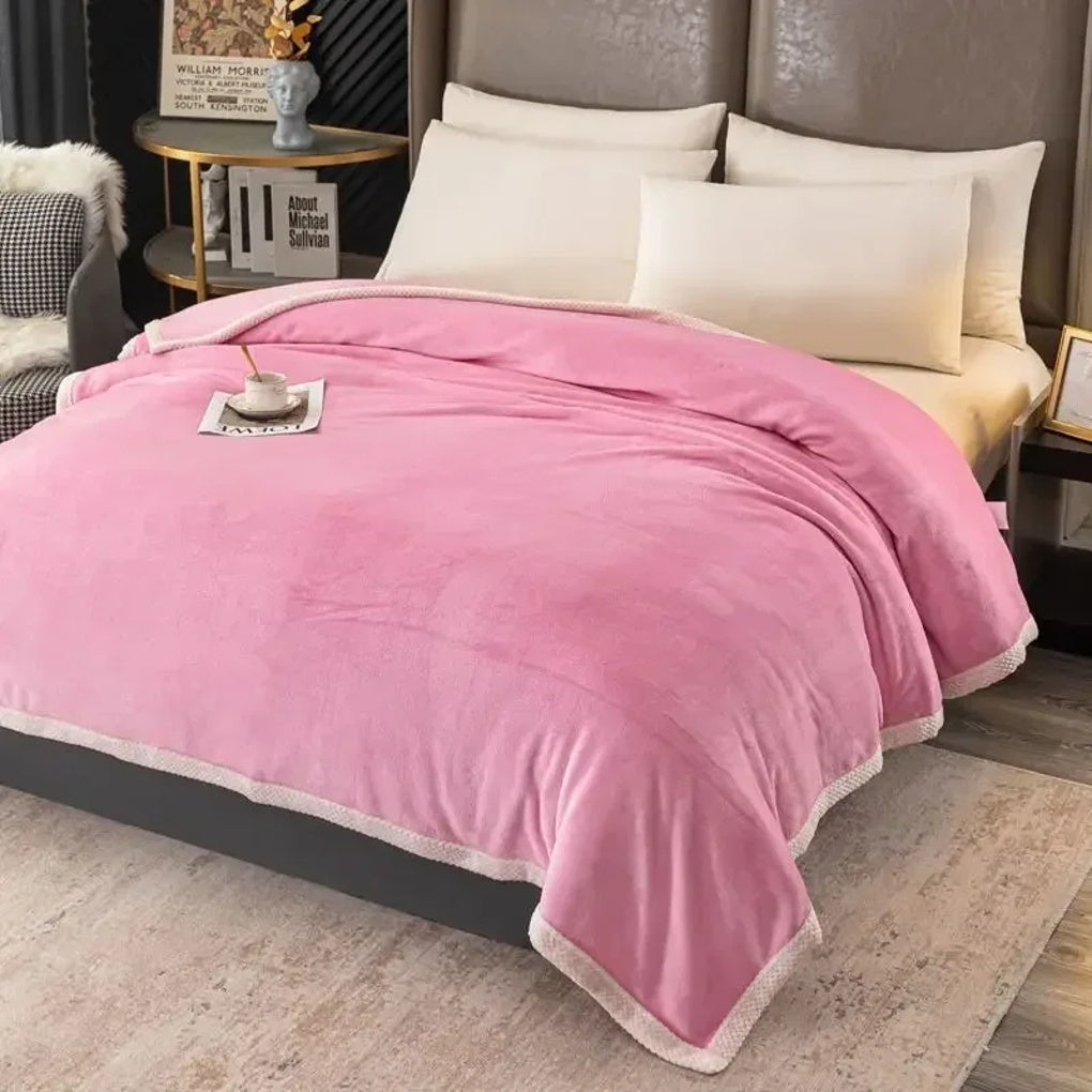 Stijlvolle, zachte polyester fleece deken voor warmte en comfort in modern interieur.