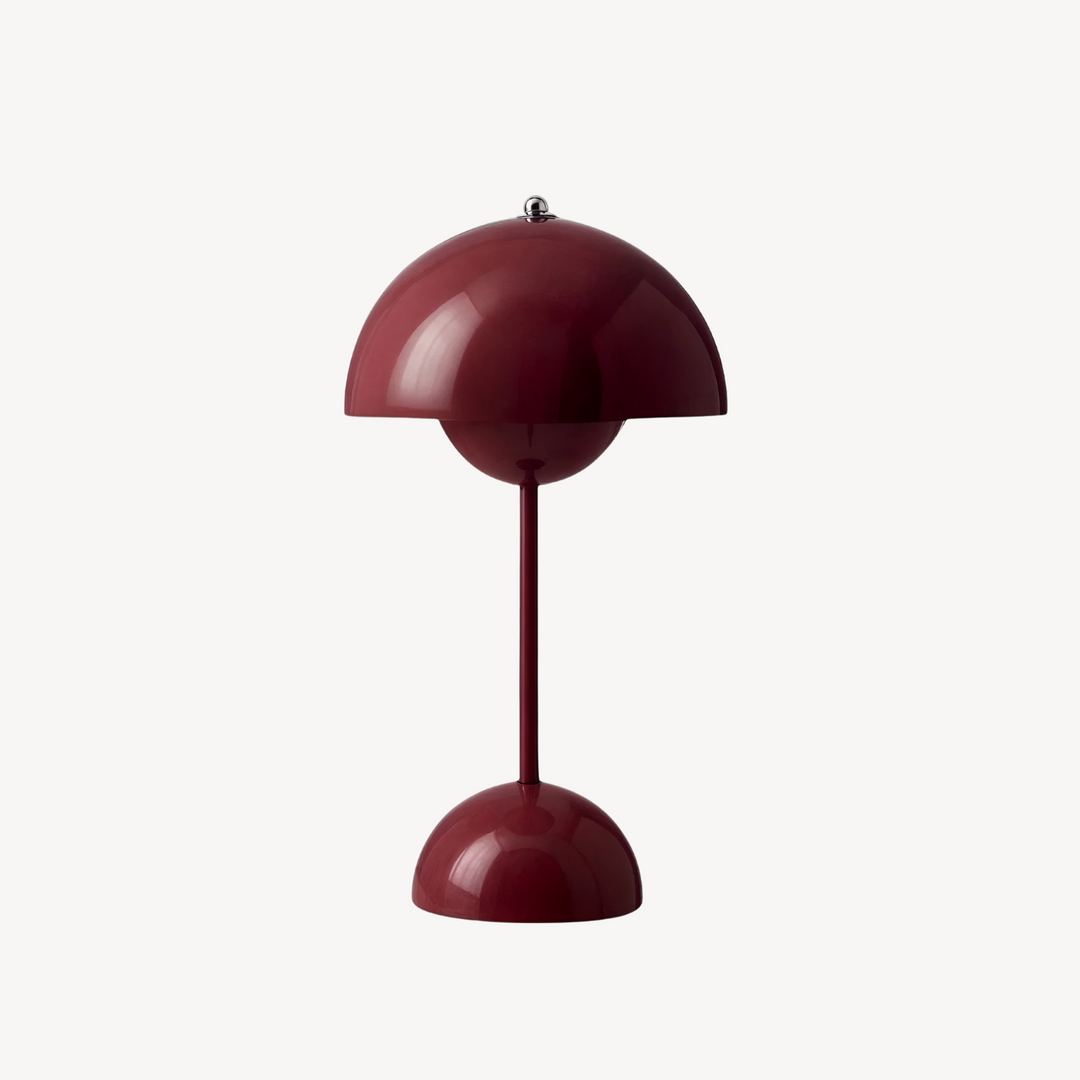 Dimbare LED verlichting in moderne tafellamp. Scandinavisch design, perfect voor een gezellige avond.