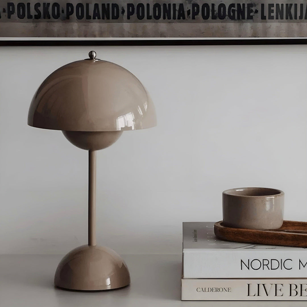 Elegant interieur item: dimbare LED tafellamp. Modern Scandinavisch design, sfeervolle toevoeging.